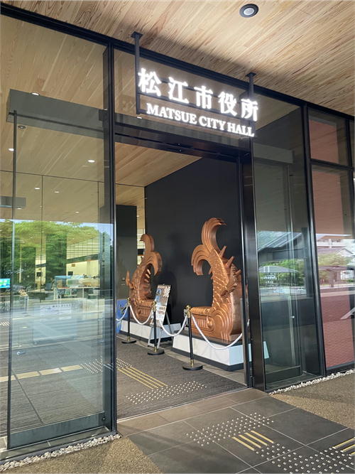  松江市役所の新庁舎エントランス。MATSUE CITY HALLの光る看板としゃちほこ