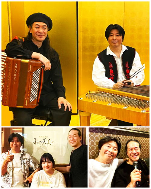 金色の屏風の前で、左にアコーディオンを持つ歌島昌智、右に白シャツと赤い刺繍ベストでツィンバロンを前にした斉藤浩が座って微笑んでいる写真。